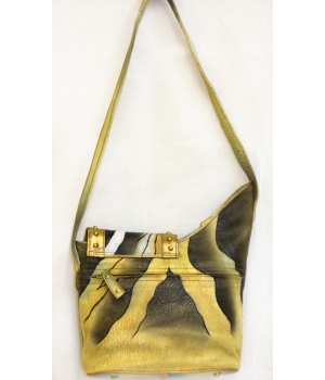 Женская кожаная сумка в приятных коричневых тонах с асимметричной отделкой